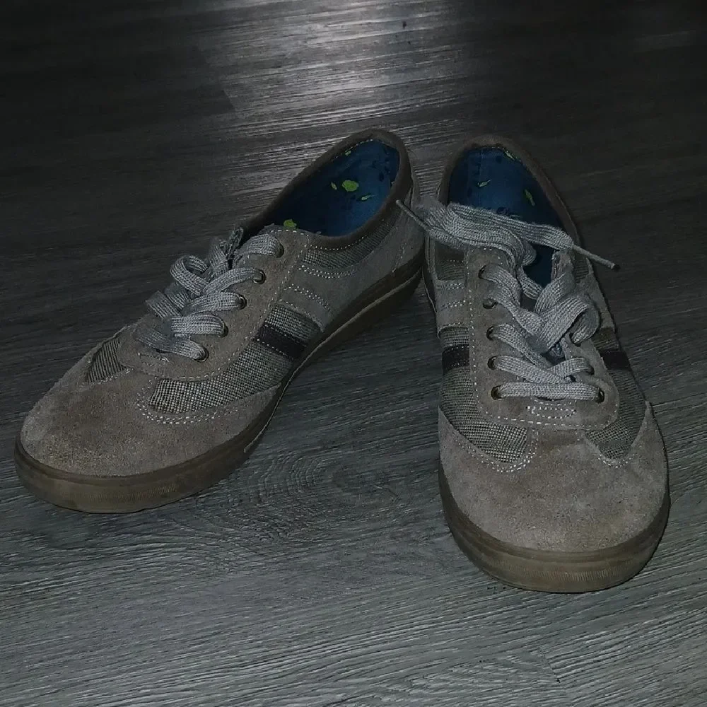 Keds Woman's tan suede lace up sneakers Sz 9 EUC worn once